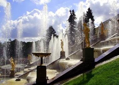 Торжественное открытие фонтанов в Петергофе